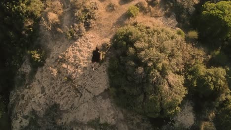 Hombre-corriendo-en-la-cima-de-una-montaña-en-una-isla