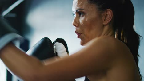 Mujer-boxeo-en-el-gimnasio