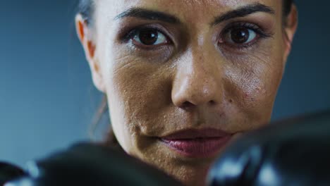 Mujer-boxeo-en-el-gimnasio