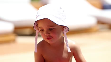 Retrato-de-niño-infantil-niño-sonriendo-a-cámara-casualmente-mientras-estaba-sentado-en-la-hierba-al-aire-libre-en-la-luz-del-sol-en-4-k-clip-de-resolución