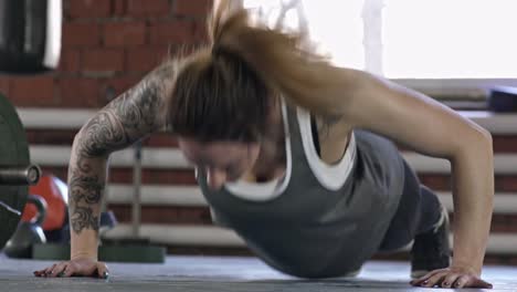 Female-Athlete-Doing-Push-Ups