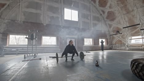 Frau-heben-gewichteten-Langhantel-beim-Cross-Training