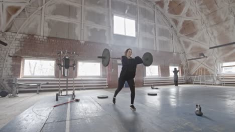 Atleta-femenina-haciendo-Barbell-estocadas