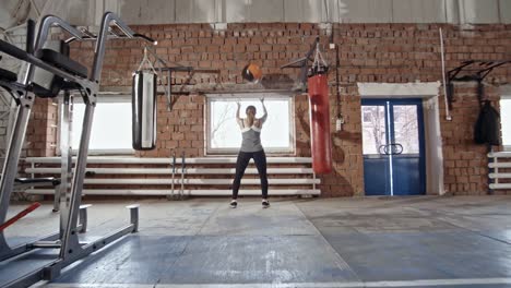 Sportlerin,-die-Übung-mit-Med-Ball