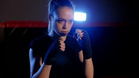 Primer-plano-de-mujer-hermosa-de-kickboxing.-Retrato-de-una-mujer-hermosa-de-kickboxing.-Gran-retrato-de-una-muchacha-de-kickboxer