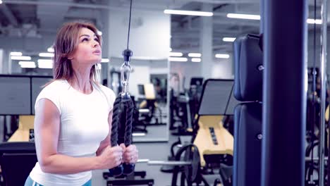 Mujer-haciendo-ejercicios-para-Tricep-en-gimnasio.-Hermosa-mujer-haciendo-ejercicios-de-tríceps.-Chica-fitness-haciendo-tríceps-ejercicio-de-jalones-de-cable-en-gimnasio