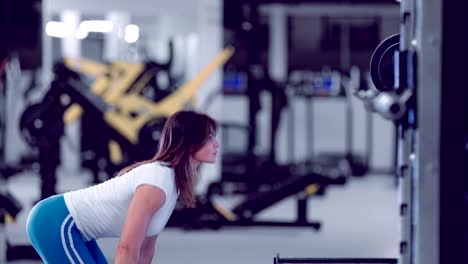 Mujer-culturista-realiza-peso-muerto.-Mujer-hermosa-haciendo-peso-muerto-en-gimnasio