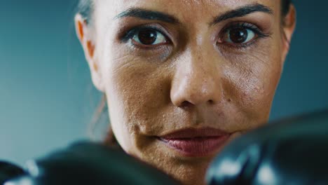 Woman-Boxing-in-the-Gym