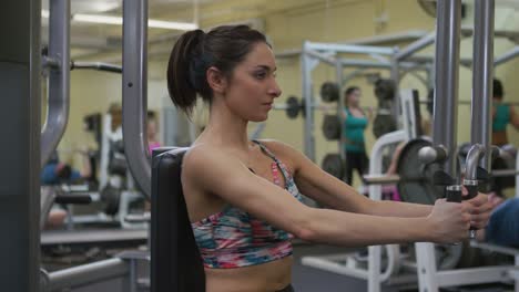 Young-woman-working-out-at-gym