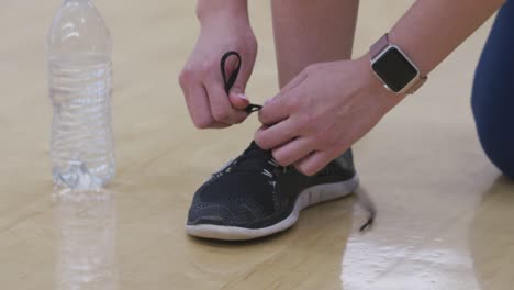 Closeup-foto-de-zapatilla-de-estar-atado-en-el-gimnasio