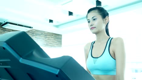 Asiatische-Frau-Training-im-Fitness-Studio.-Frau-mit-Übung-Konzept.