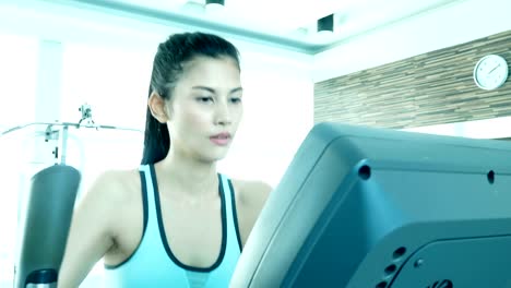 Asiatische-Frau-Training-im-Fitness-Studio.-Frau-mit-Übung-Konzept.