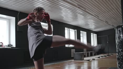 Mujer-joven-aprender-boxeo-movimientos