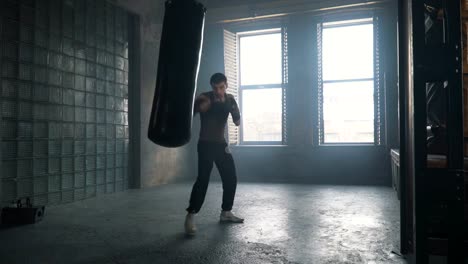 Boxeador-de-peso-ligero-de-entrenamiento-en-gimnasio-estilizada-vintage