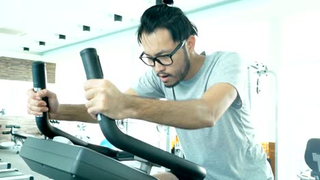 Asiatischer-Mann-im-Sport-Fitness-Studio-trainieren.-Menschen-mit-Sport-Konzept.