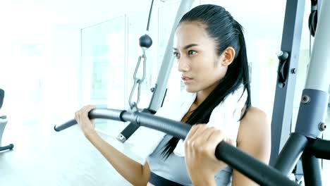 Asiatische-Frau-Übung-im-Fitnessstudio.-Sport-und-Reaktion-Konzept.-4k-Auflösung.