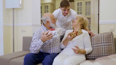 Nieto-presenta-dos-regalos-de-Navidad-a-sus-abuelos