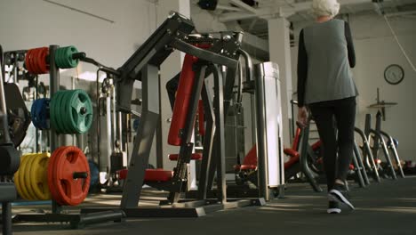 Ältere-Frau-im-Fitness-Studio-gehen