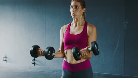 Hermosa-mujer-atlética-en-el-gimnasio