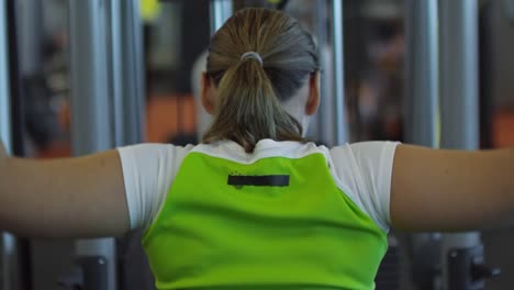 Woman-Training-on-Lat-Pull-Down-Machine