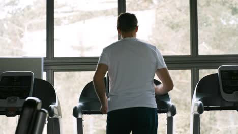 Hombre-corriendo-en-la-caminadora-en-el-gimnasio