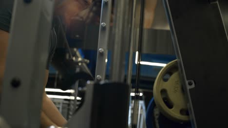 Formación-de-la-mujer-con-barra-durante-el-entrenamiento