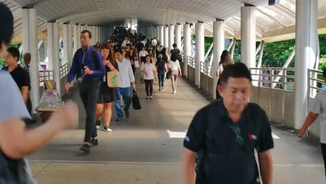 Lapso-de-tiempo-de-muchas-personas-va-a-su-lugar-de-trabajo-en-la-zona-de-negocios-de-Bangkok-usando-el-sistema-de-transporte-público-en-la-estación-de-BTS-Chong-nonsi-sobre-hora-de-acometidas-de-la-mañana.