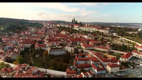 Vista-panorámica-desde-arriba-sobre-el-castillo-de-Praga.-vista-desde-arriba-en-el-paisaje-urbano-de-Praga.-Ciudad-vieja,-Praga