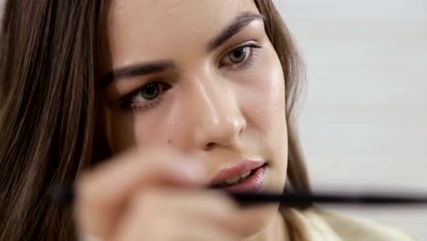 maquillaje-profesional-en-el-salón-de-belleza-master-pone-un-maquillaje-profesional-verano-fresco-de-una-hermosa-modelo-en-el-salón