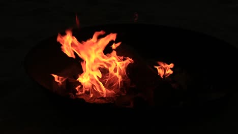 Lagerfeuer-brennen-Bäume-in-der-Nacht.-Feuer-brennt-hell,-Wärme,-Licht,-camping,-Lagerfeuer