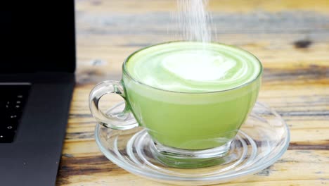 lenta-de-mano-mezcle-una-taza-de-té-verde-con-leche