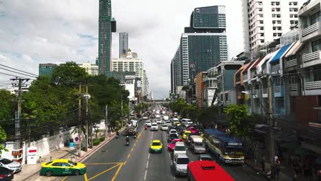 tráfico-en-las-carreteras-de-una-gran-ciudad.-atascos-de-tráfico-y-las-dificultades-de-tráfico