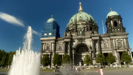 Berliner-Dom-mit-Brunnen