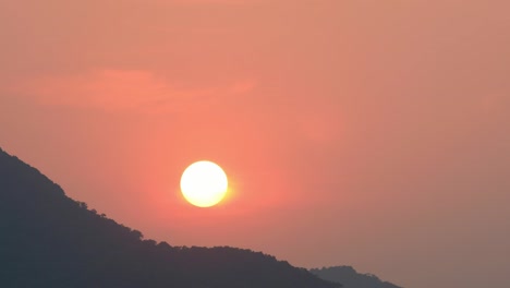 Hermosa-puesta-de-sol-naranja-en-el-cielo