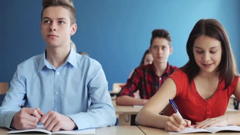 prueba-de-los-estudiantes-con-los-cuadernos-de-escritura-en-la-escuela