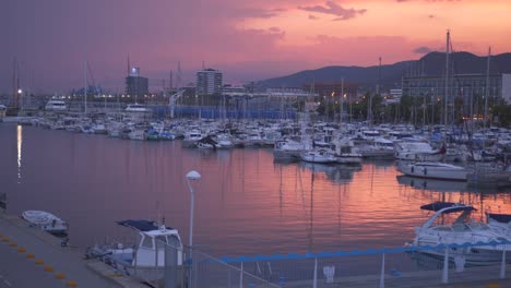 Boote-und-Yachten-Ankern-in-der-Marina,-Blick-am-Abend