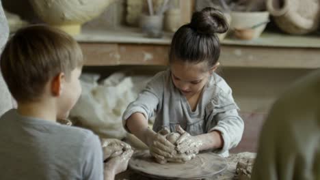 Hacer-cerámica-en-el-taller-de-niños