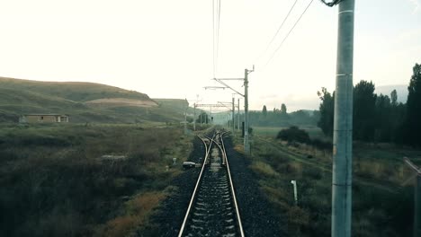 Escena-rural-a-través-de-la-ventana-del-tren-de-pasajero