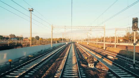 Al-llegar-a-la-estación-en-Eskisehir-temprano-en-la-mañana-del-tren-de-pasajero