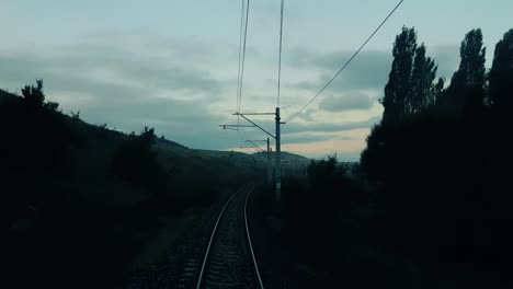 Escena-rural-a-través-de-la-ventana-del-tren-de-pasajero