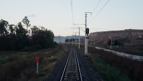 Ländliches-Motiv-durch-das-Passagier-Zug-Fenster