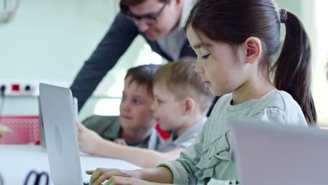 Diligente-chica-estudiando-en-clase-de-informática