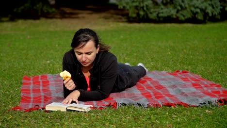 Frau-Buch-lesen-und-Apfel-Essen