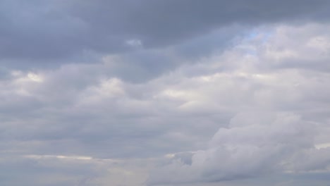 Bewölkter-Himmel-mit-grauen-Wolke-im-düsteren-Himmel-schweben.-Bewölkter-Himmel-vor-Sturm