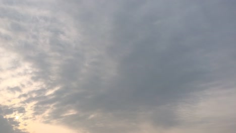 Schönheit-Wolke-vor-dem-Hintergrund-des-blauen-Himmels.-Himmel-Slouds.-Blauer-Himmel-mit-trübem-Wetter,-Natur-Wolke.-Weiße-Wolken,-blauer-Himmel-und-Sonne.