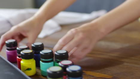 Mujer-irreconocible-preparando-para-pintar-camisetas