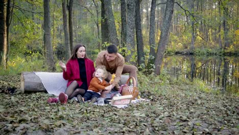 Happy-family-picnic-by-the-lake