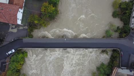 Drohne-Luftaufnahme-des-Flusses-Serio-geschwollen-nach-starken-Regenfällen.-Provinz-von-Bergamo,-Italien