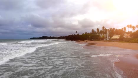 El-vuelo-sobre-el-mar-con-una-hermosa-playa.-lapso-de-tiempo