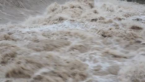 El-río-Serio-hinchado-después-de-fuertes-lluvias.-Provincia-de-Bérgamo,-Italia-norteña